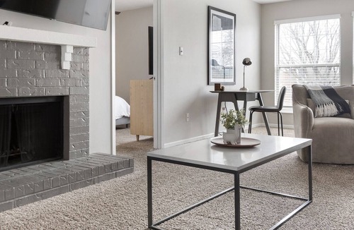 Chesterfield Apartment | Modern Apartment in Prime Location (ID8033)