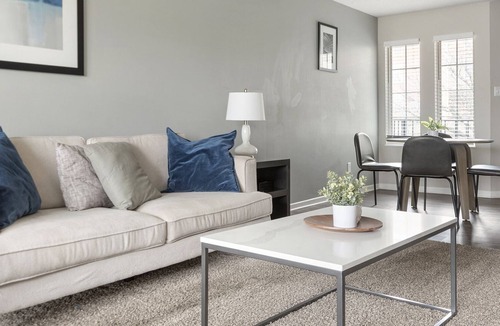 Chesterfield Apartment | Modern Apartment in Prime Location (ID8033)
