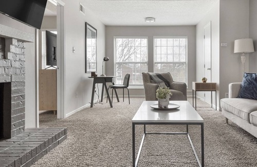 Chesterfield Apartment | Modern Apartment in Prime Location (ID8033)