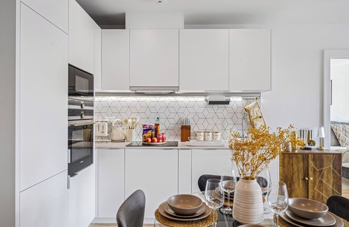 Coombe Hill Apartment | Modern Apartment in West Wimbledon