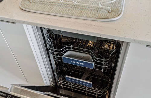 Coombe Hill Apartment | Modern Apartment in West Wimbledon