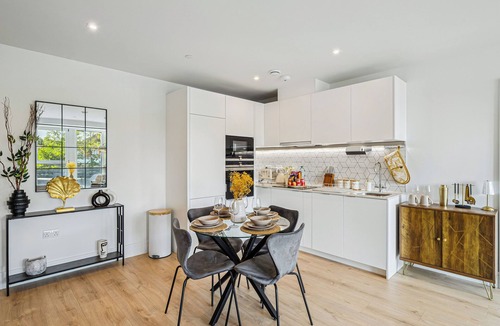Coombe Hill Apartment | Modern Apartment in West Wimbledon