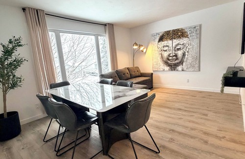 District Saint - Raymond - Vanier Apartment | Modern Apartment–10 mins from Ottawa DT