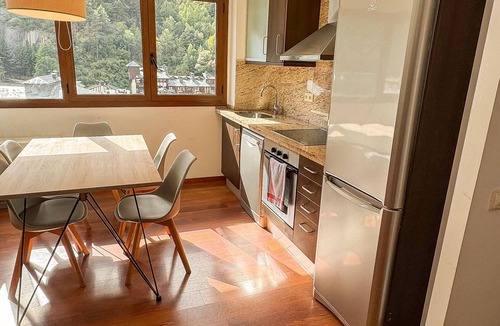 Arinsal Apartment | Modern Apartment, 5 ppl, 2 Bedrooms, Includes Parking