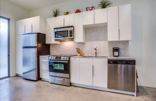 Old East Dallas Apartment | Modern Apartment, Big Dog Friendly, Uptown, City Place, Fitzhugh, Knox-Henderson