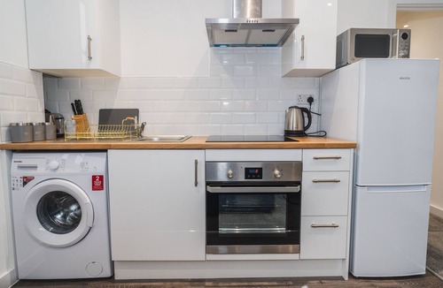 Wakefield Apartment | Modern Apartment by VICHY