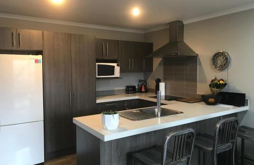 Hamilton North Apartment | Modern Apartment by Rugby Stadium