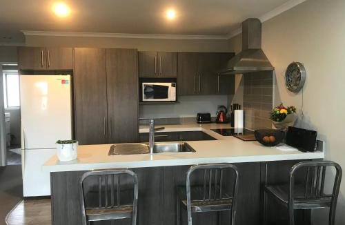 Hamilton North Apartment | Modern Apartment by Rugby Stadium