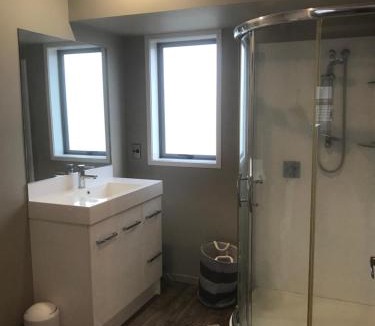 Hamilton North Apartment | Modern Apartment by Rugby Stadium