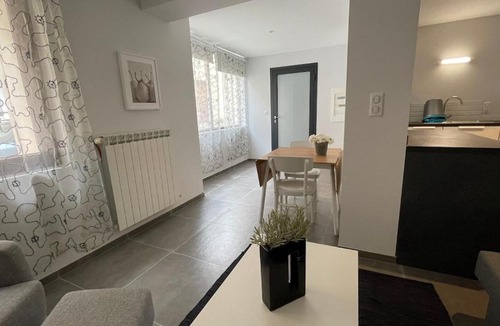 Quarante House | Modern apartment centrally located in Quarante