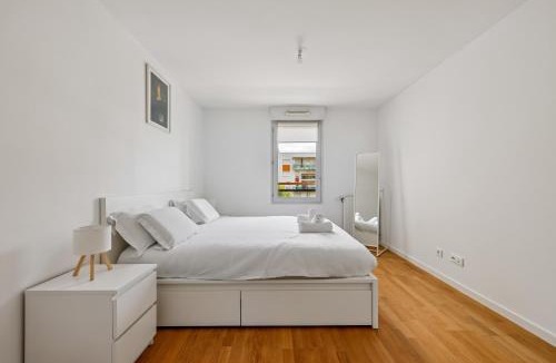 Valenton Apartment | Modern Apartment with Free Garage
