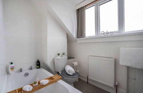 Bispham Apartment | Modern Apartment -Free Parking - by Holiday Homes