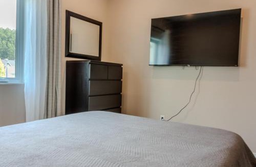 Terrebonne Apartment | Modern Apartment - Home Theater and Premium Kitchen