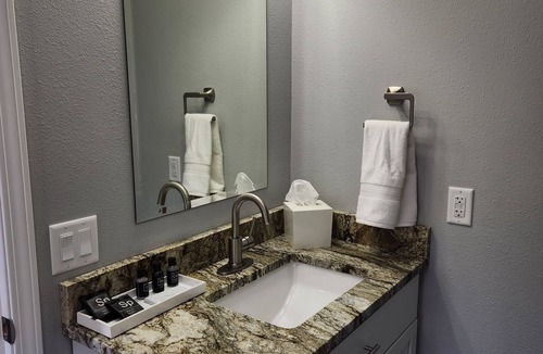 Iola Apartment | Modern Apartment in Iola located on the Square “Blue”