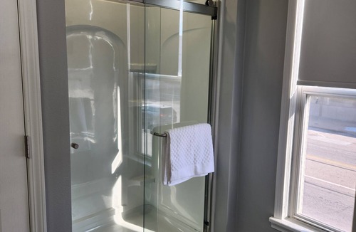 Iola Apartment | Modern Apartment in Iola located on the Square “Blue”
