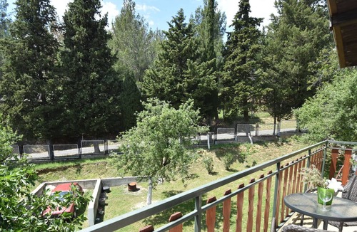 Cove Parja Apartment | Modern Apartment in Knin with Garden
