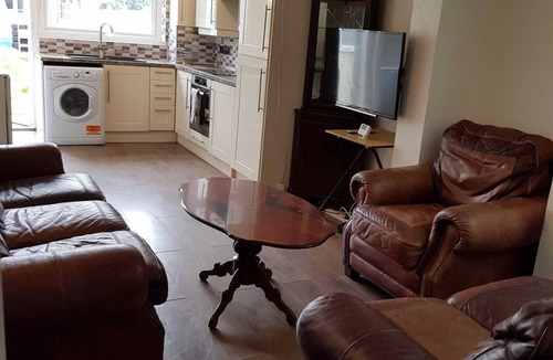 Haselbury Apartment | Modern Apartment in London