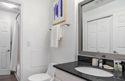 Oakhurst Apartment | Modern Apartment in Prime Location (ID1204X607)
