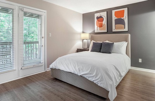 Oakhurst Apartment | Modern Apartment in Prime Location (ID1204X607)