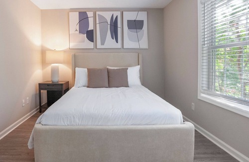 Oakhurst Apartment | Modern Apartment in Prime Location (ID1204X607)