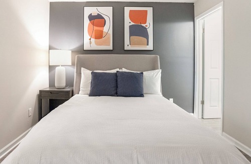 Oakhurst Apartment | Modern Apartment in Prime Location (ID1204X607)
