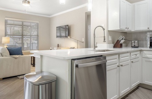 Grapevine Apartment | Modern Apartment in Prime Location (ID9065X95)