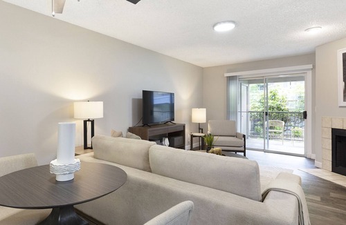 Tanasbourne Apartment | Modern Apartment in Prime Location (ID9191X01)