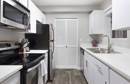 Tanasbourne Apartment | Modern Apartment in Prime Location (ID9191X01)