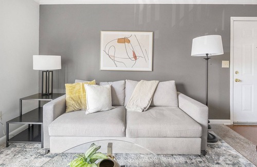 Hermitage Apartment | Modern Apartment in Prime Location (ID8103X6)