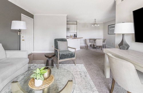 Hermitage Apartment | Modern Apartment in Prime Location (ID8103X6)