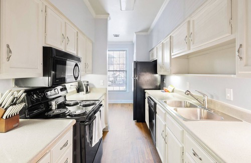 Green Hills Apartment | Modern Apartment in Prime Location (ID7786X36)