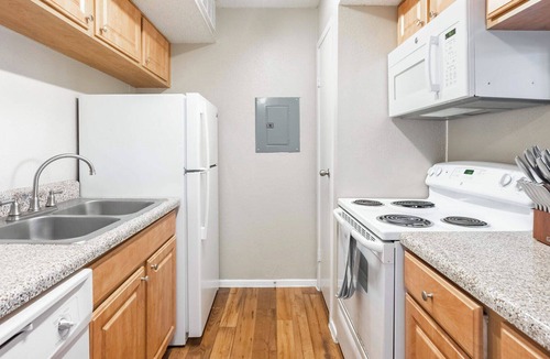El Lago Apartment | Modern Apartment in Prime Location (ID9665X12)