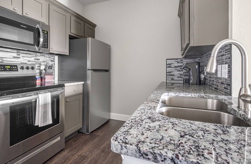 Richmond Apartment | Modern Apartment in Prime Location (ID1283X447)