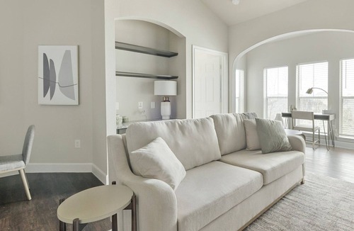 Richmond Apartment | Modern Apartment in Prime Location (ID1272X140)