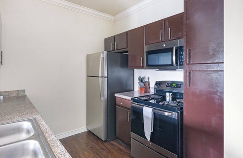 Richmond Apartment | Modern Apartment in Prime Location (ID1220X204)
