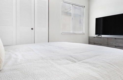 Ballwin Apartment | Modern Apartment in Prime Location (ID9305X02)