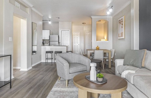 Lewisville Apartment | Modern Apartment in Prime Location (ID6329X47)