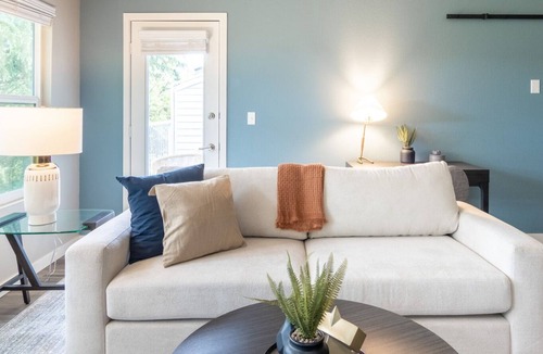 Everett Apartment | Modern Apartment in Prime Location (ID9692X16)