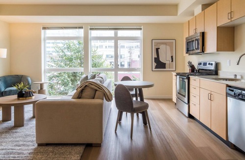 Everett Apartment | Modern Apartment in Prime Location (ID1208X070)