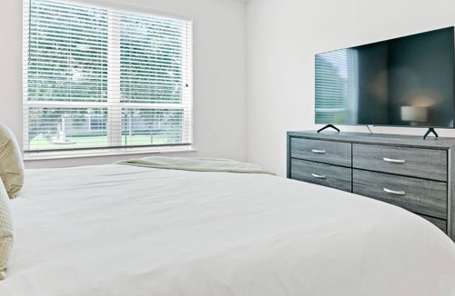 Brookhollow Apartment | Modern Apartment in Prime Location (ID2678X37)