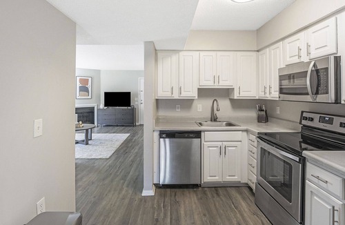 Cordova Apartment | Modern Apartment in Prime Location (ID9825X48)