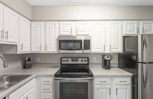 Cordova Apartment | Modern Apartment in Prime Location (ID9825X48)