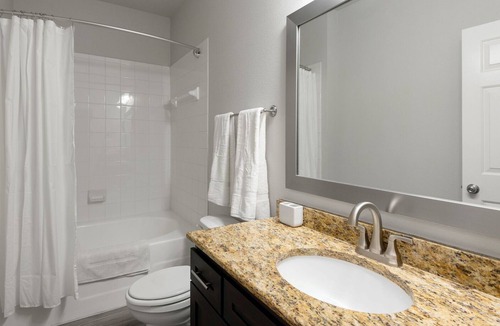 Austin Apartment | Modern Apartment in Prime Location (ID1747)