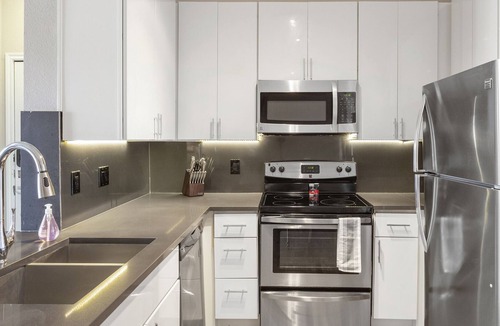 East Riverside - Oltorf Apartment | Modern Apartment in Prime Location (ID9196X08)
