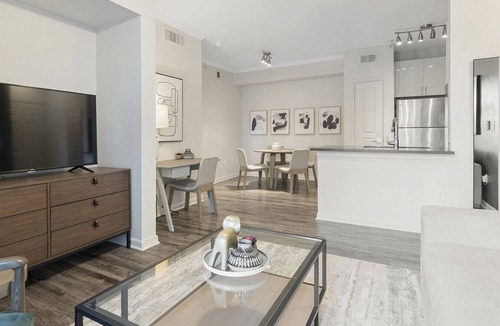 East Riverside - Oltorf Apartment | Modern Apartment in Prime Location (ID9196X09)