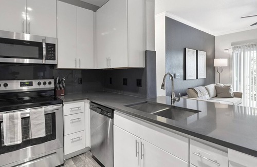 East Riverside - Oltorf Apartment | Modern Apartment in Prime Location (ID9196X09)