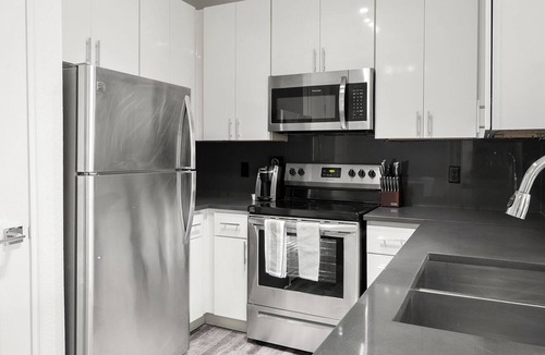 East Riverside - Oltorf Apartment | Modern Apartment in Prime Location (ID9196X09)