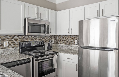 McNeil Apartment | Modern Apartment in Prime Location (ID8629X70)