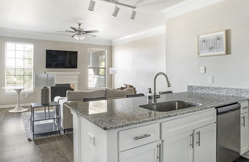 McNeil Apartment | Modern Apartment in Prime Location (ID2860X1)