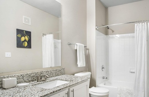 McNeil Apartment | Modern Apartment in Prime Location (ID2860X1)